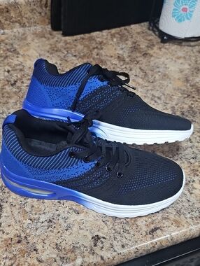 Women’s Black & Blue Lightweight Athletic Sneakers